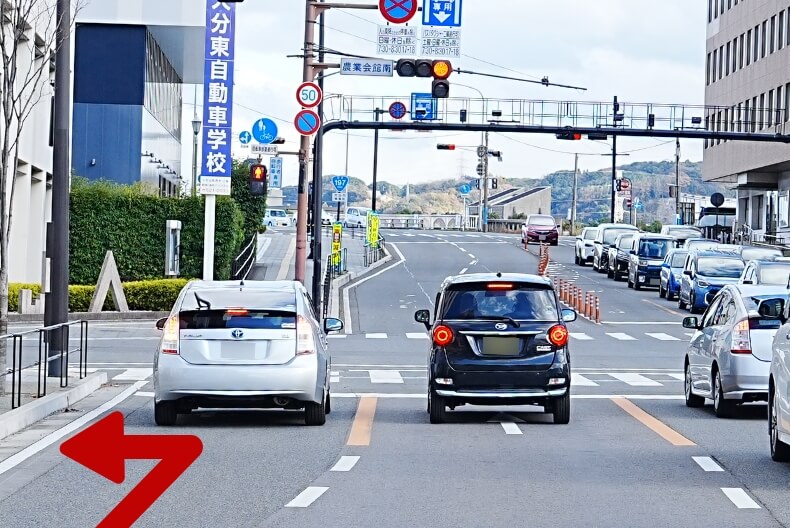 「農業会館南」の信号を左折する様子